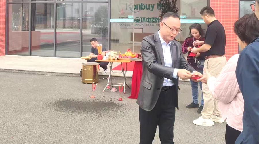 開工好兆頭！金環(huán)電器為全體員工發(fā)放紅包福利！