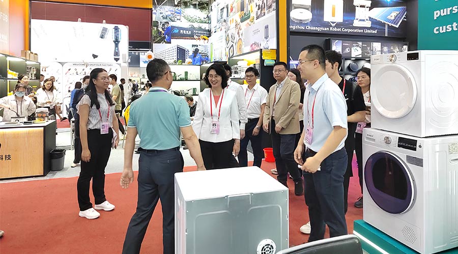 廣交會(huì)迎來(lái)大咖！江門(mén)市市長(zhǎng)親臨金環(huán)電器展位參觀(guān)交流