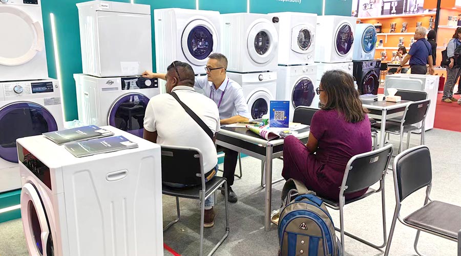 廣交會參展第一天！金環(huán)電器吸引國內(nèi)外客戶參觀交流