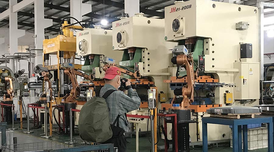 江門(mén)市攝影協(xié)會(huì)蒞臨金環(huán)電器拍攝交流  用鏡頭見(jiàn)證實(shí)力！