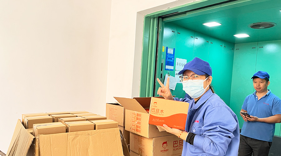 喜笑顏開！三八婦女節(jié)  金環(huán)電器發(fā)放禮品暖人心