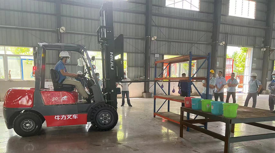 比技能 展風采！金環(huán)電器參與鶴城鎮(zhèn)第二屆企業(yè)職工叉車技能競賽