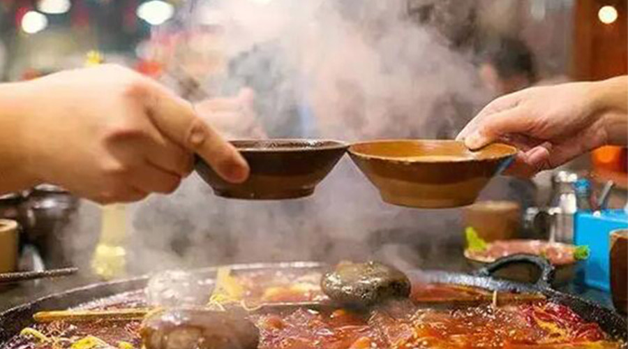 冬天火鍋團建引來一身火鍋味  衣物烘干機化解職場尷尬！