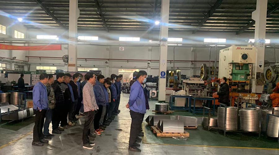 意氣奮發(fā)！金環(huán)電器沖壓車(chē)間組織人員開(kāi)展例行早會(huì)